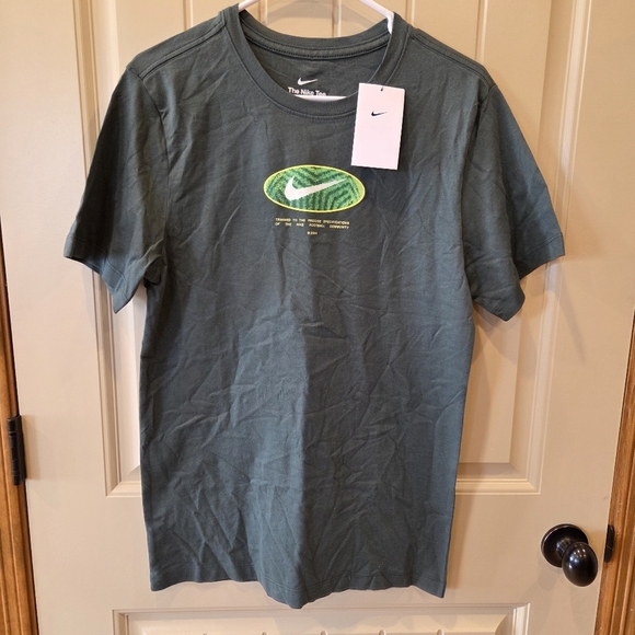 Nike Men's Small Pitch Precision Soccer Graphic T-Shirt in Dark Green New - Picture 1 of 11